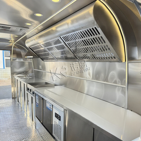 jimeng-2025-08-13-4219-干净明亮的不锈钢餐车内部.jpg